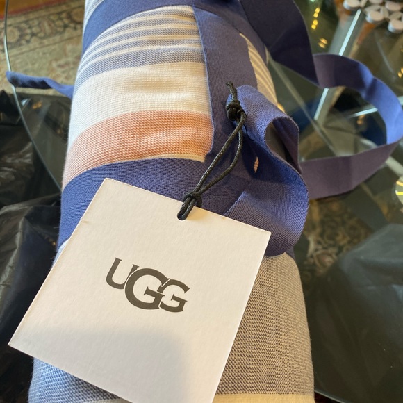 LAST ONE!!!  BNWT Authentic Ugg Fringed Beach Blanket - Picture 5 of 12